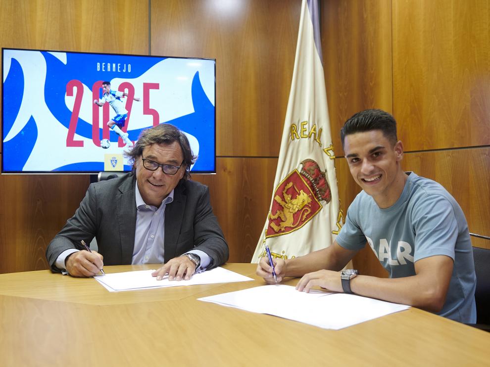 Sergio Bermejo firma su renovación con el Real Zaragoza junto a Raúl Sanllehí, director general del club.