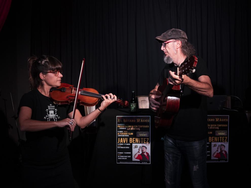Helena Perdomo y Pepín Banzo abrieron con música la presentación del Sótano Mágico.
