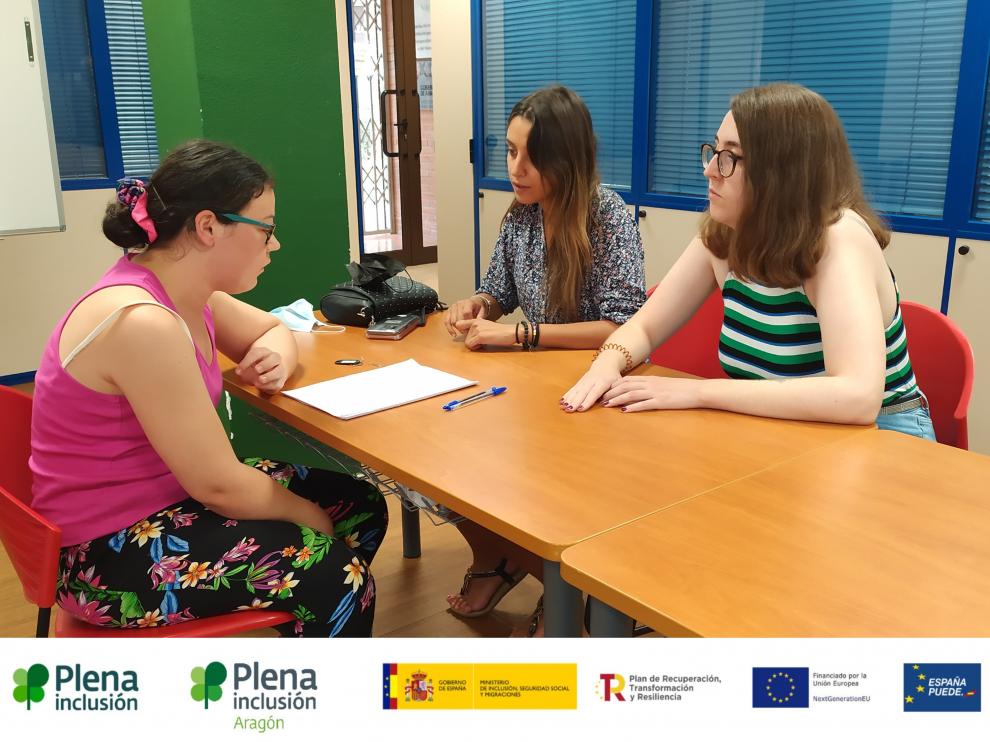 Una participante es entrevistada por profesionales de Plena inclusión Aragón.