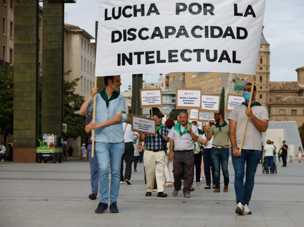 Unas 200 personas se han manifestado este jueves en la plaza del Pilar.