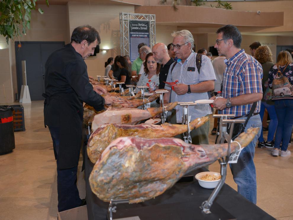 Los asistentes a la espera para degustar el jamón de Teruel
