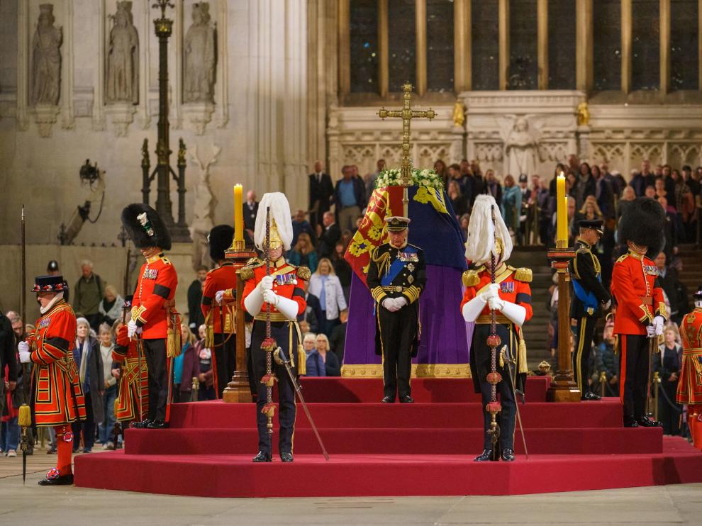 Carlos III y sus hermanos velan el féretro de Isabel II