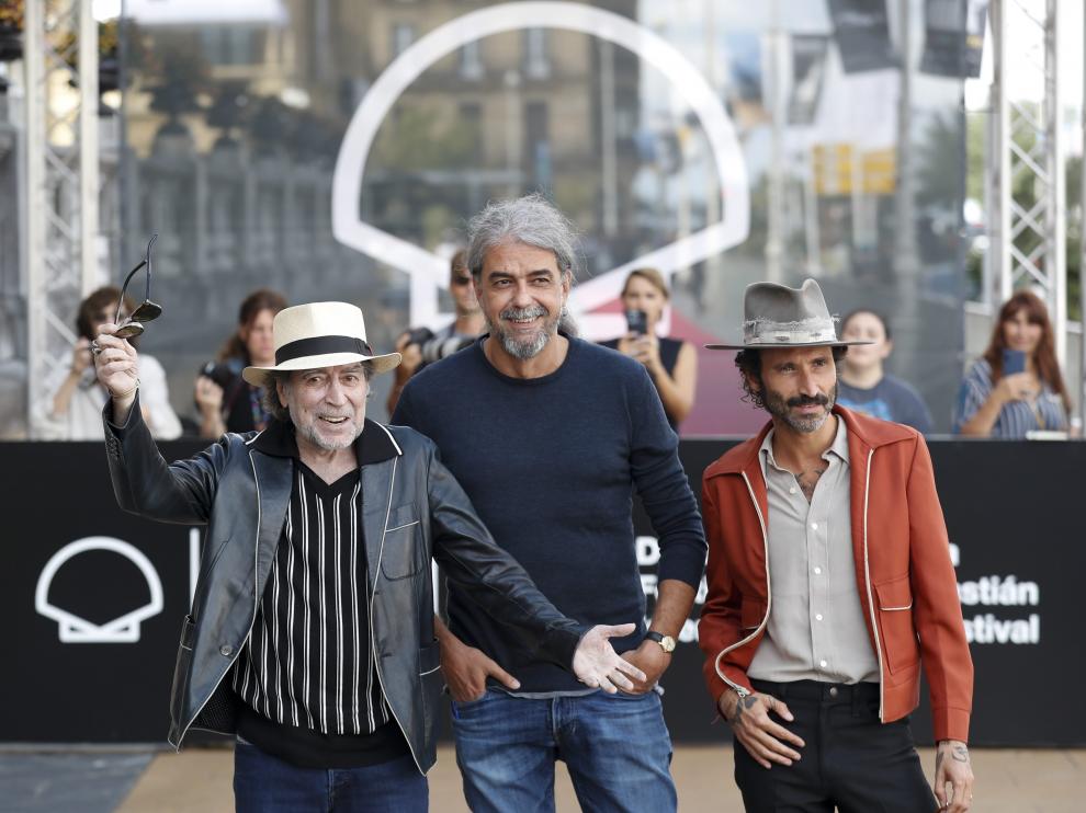 El realizador, Fernando León de Aranoa (c), posa junto a los músicos, Joaquín Sabina (i), y Leiva (d), a su llegada este viernes a la 70 edición del Festival Internacional de Cine de San Sebastián