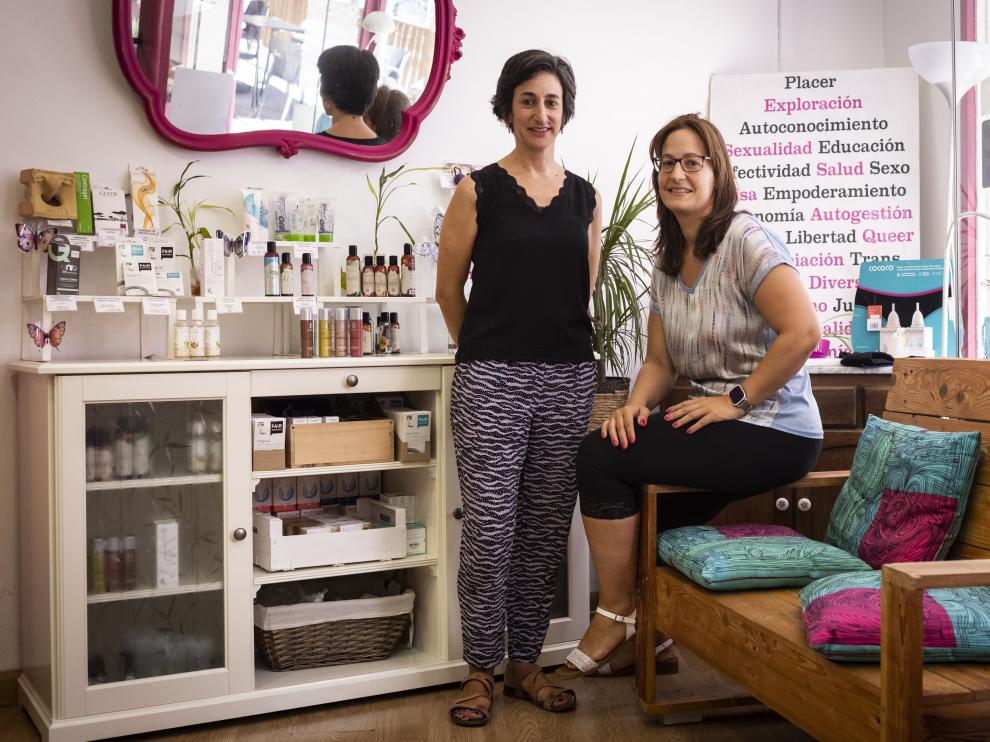 Victoria Tomás (izquierda) y Lorena Sinués, dos de las cuatro responsables de Desmontando a la Pili.