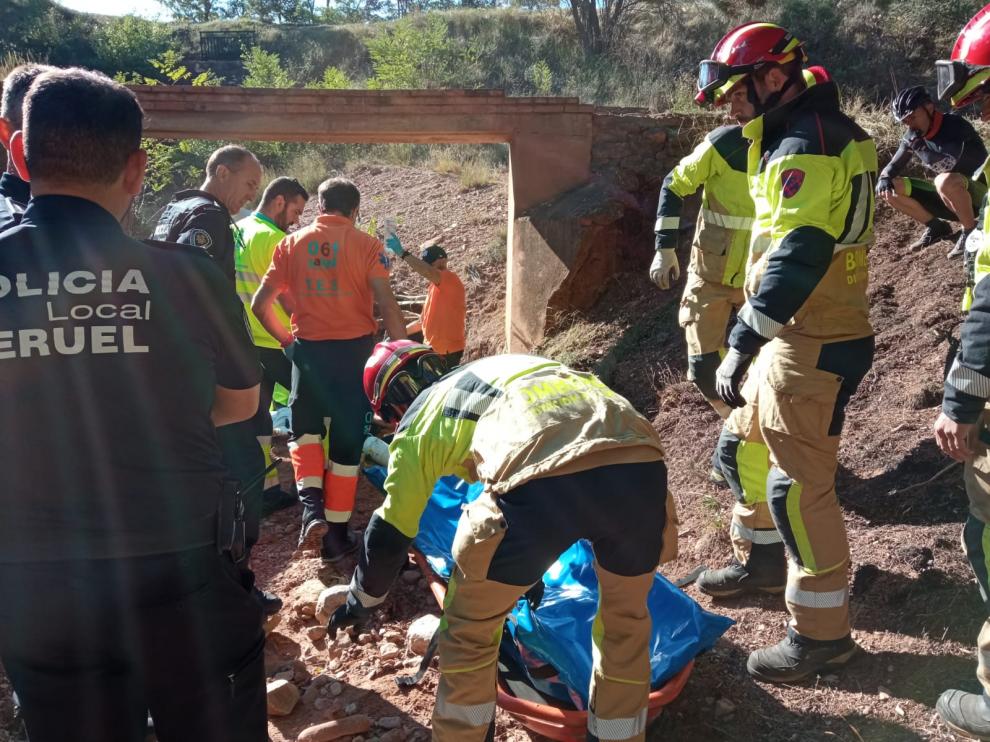 Intervención de los bomberos para atender al ciclista accidentado en Fuentecerrada.
