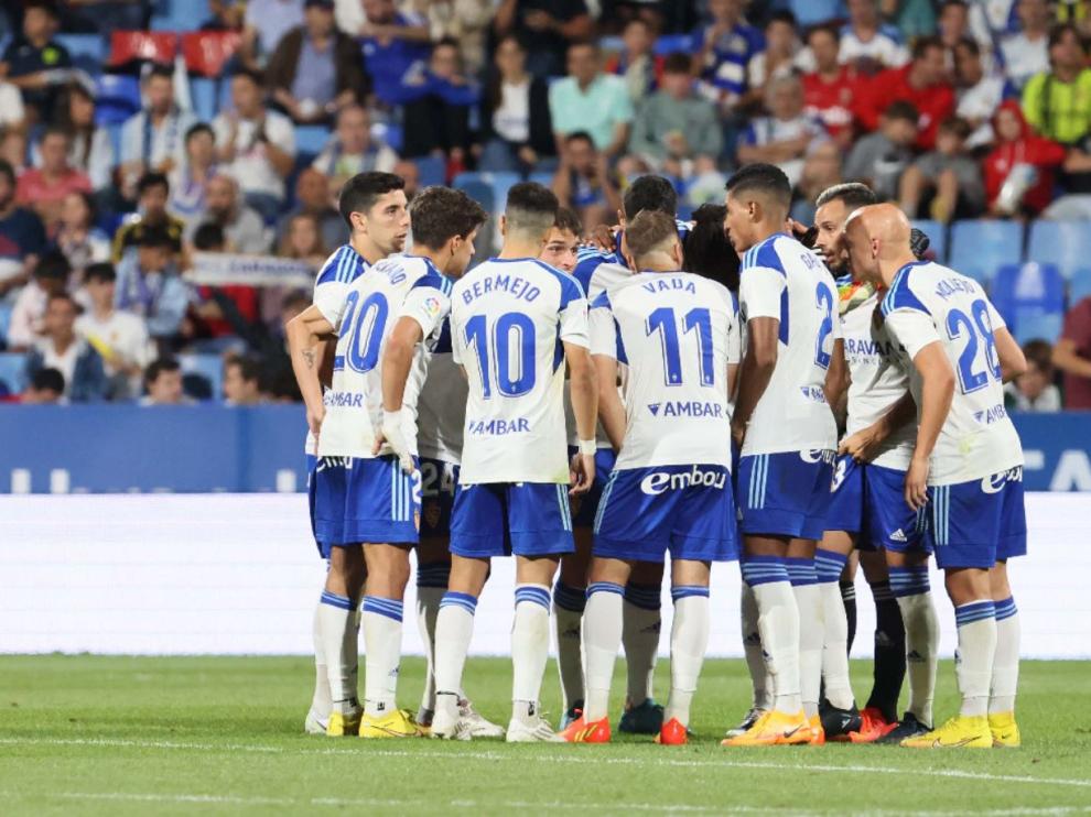 Los futbolistas del Real Zaragoza, en plena conjura antes del iniciar el segundo tiempo ante el Sporting de Gijón.