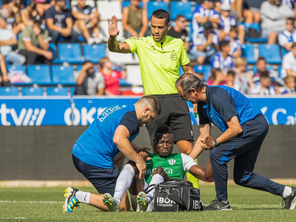 Soko es atendido tras recibir un golpe en el costado durante el partido con el Alavés.