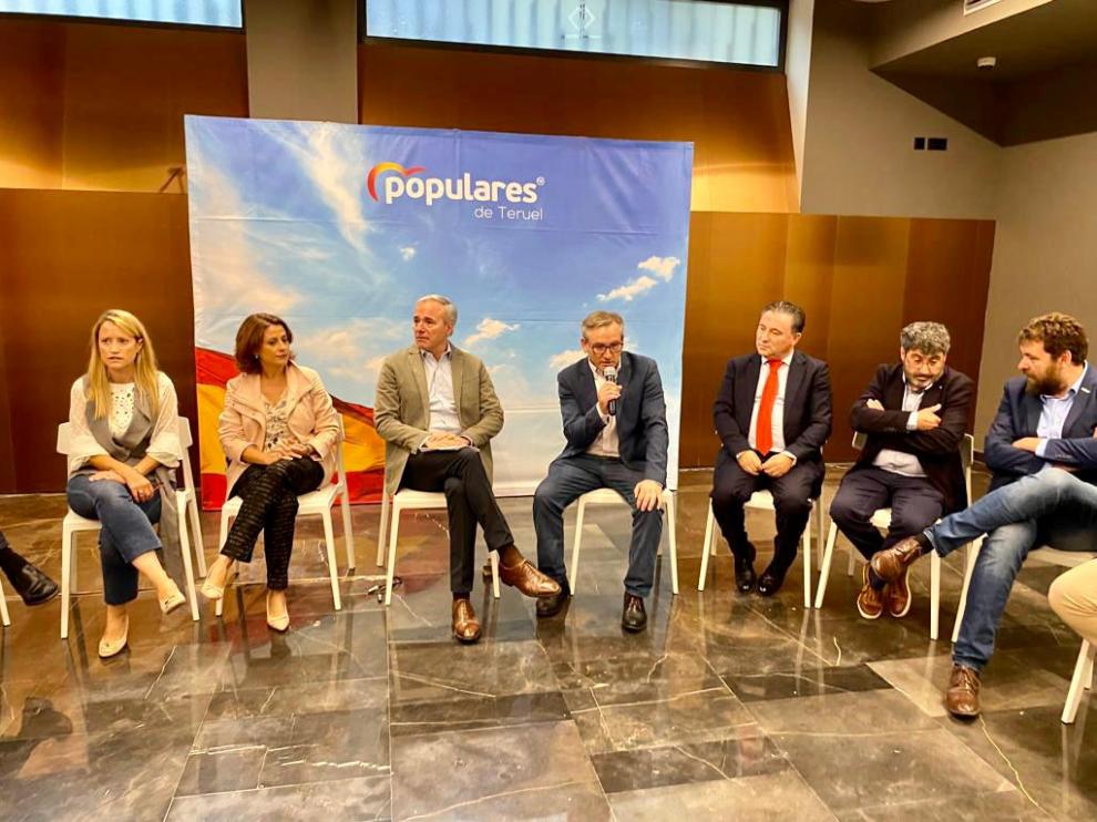 El presidente del PP aragonés, Jorge Azcón, con dirigentes provinciales del partido, durante su reunión con las organizaciones patronales.