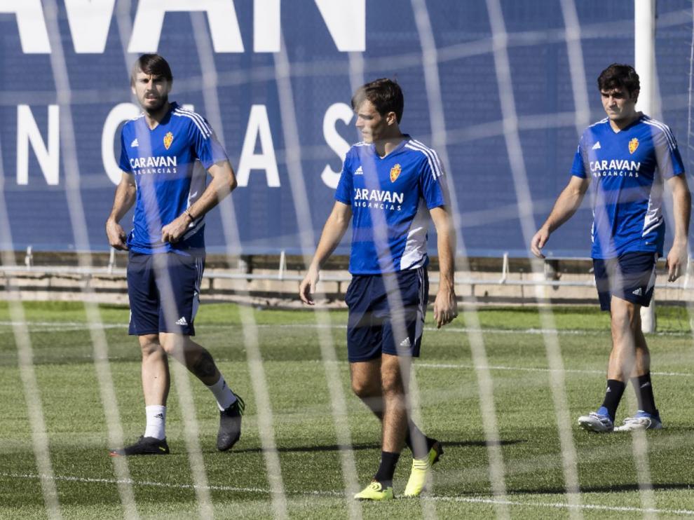 Eugeni, Francho y Azón, tras la red de una portería en el entrenamiento del Real Zaragoza.