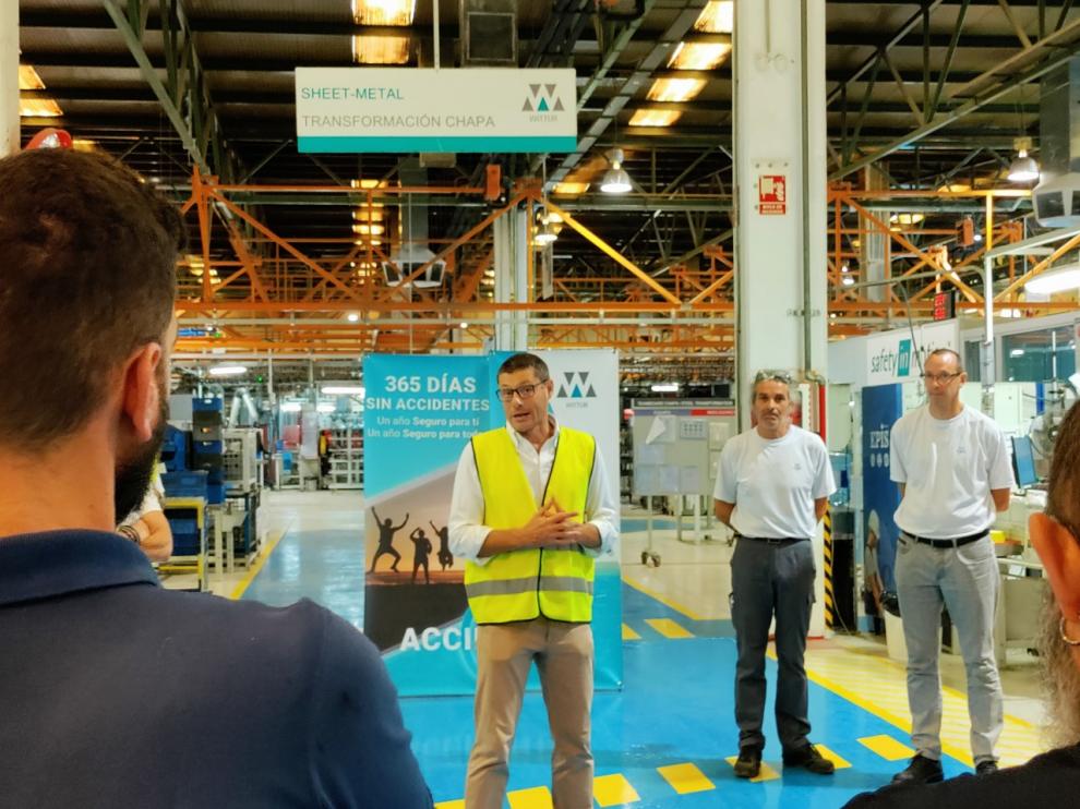 El director general de la planta, José Antonio Oscariz, con el CEO del grupo, Tom Stephenson, el pasado 7 de septiembre, en la planta zaragozana en Malpica.