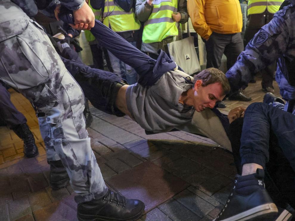 Detención de un joven en Moscú durante las protestas contra la movilización parcial de Rusia en Ucrania.