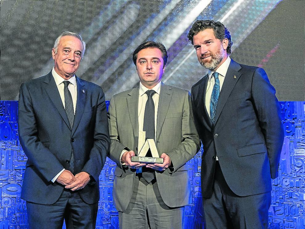 El presidente de las Cortes, Javier Sada; el primer secretario de la embajada de Ucrania en España, Serhii Solovei; e Íñigo de Yarza López-Madrazo.
