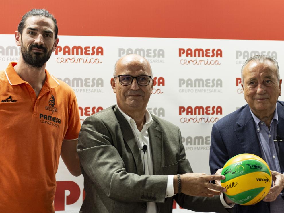 La entrega del balón de la Volleyball Champions League 2019 a Fernando Roig.