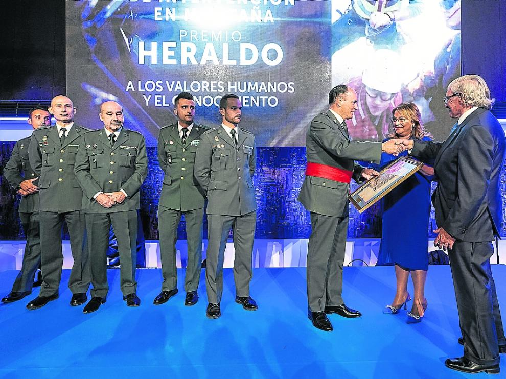 Fernando de Yarza entregó el premio al general Francisco Javier Almiñana, en presencia de Rosa María Serrano y algunos agentes de los Greim.