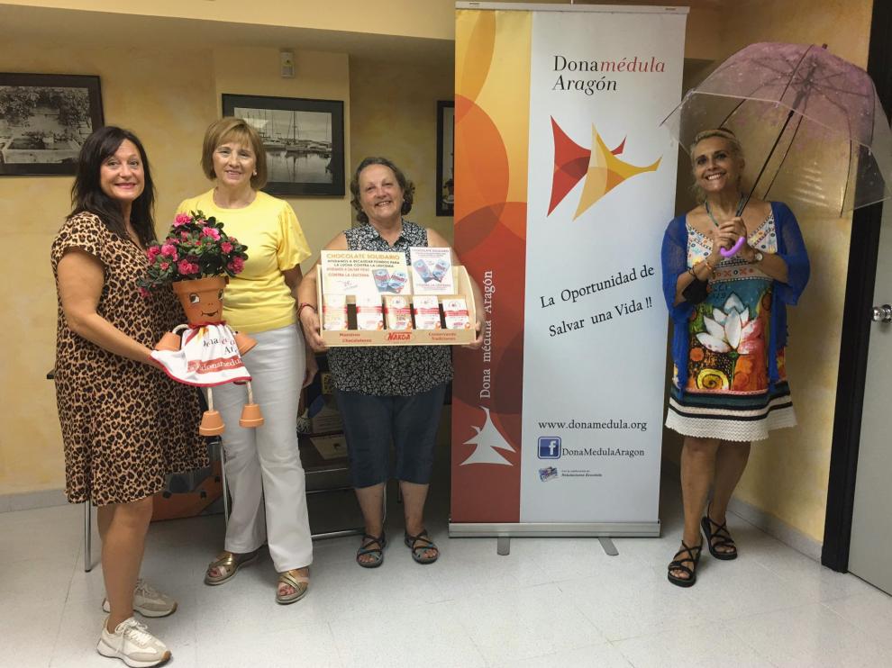 Miembros de Dona Médula Aragón presentan ‘Chocolate solidario contra la leucemia’.