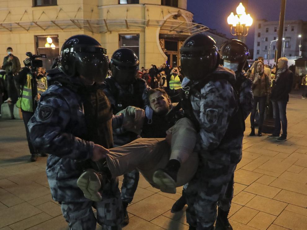 Russian police officers detain a protester during an unsanctioned rally, after opposition activists called for street protests against the mobilisation of reservists ordered by President Vladimir Putin, in Moscow, Russia September 21, 2022. REUTERS/REUTERS PHOTOGRAPHER TPX IMAGES OF THE DAY UKRAINE-CRISIS/MOBILISATION-PROTESTS