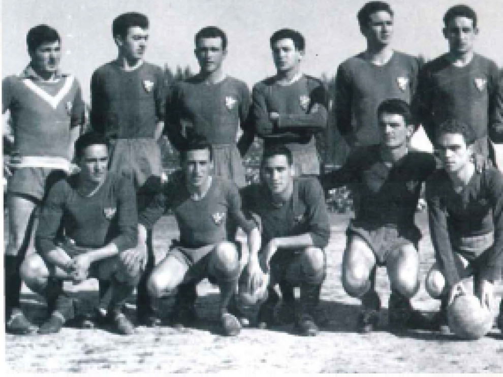 Los primeros futbolistas del primer Huesca, en 1960.