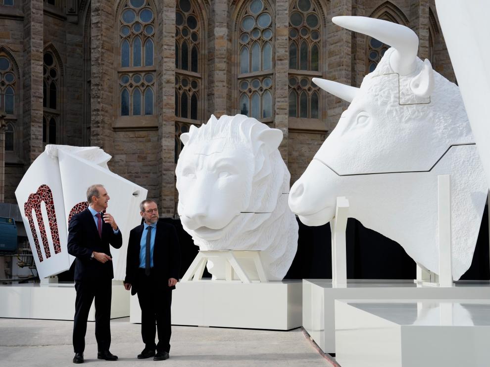 El arquitecto Jordí Faulí y el director de la Junta Constructora de la Sagrada Familia, Xavier Martínez, han presentado las esculturas que coronarán las torres evangelistas del templo.