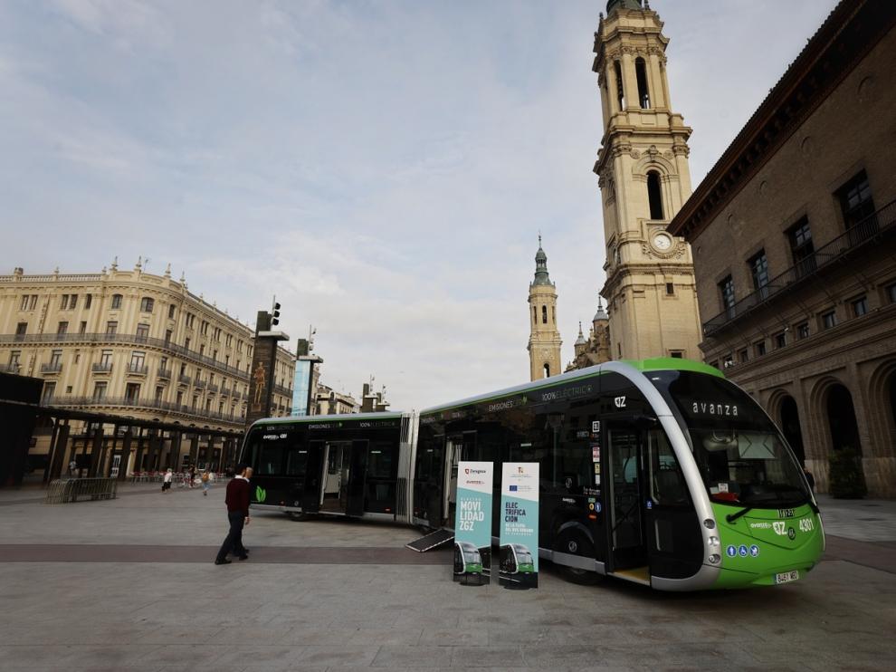 El nuevo autobús eléctrico articulado que circulará a partir de este sábado por Zaragoza.