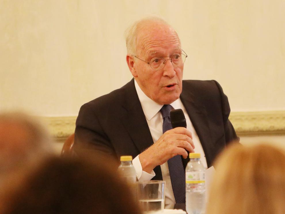 El economista Manuel Pizarro en el coloquio sobre la actualidad económica en Teruel.