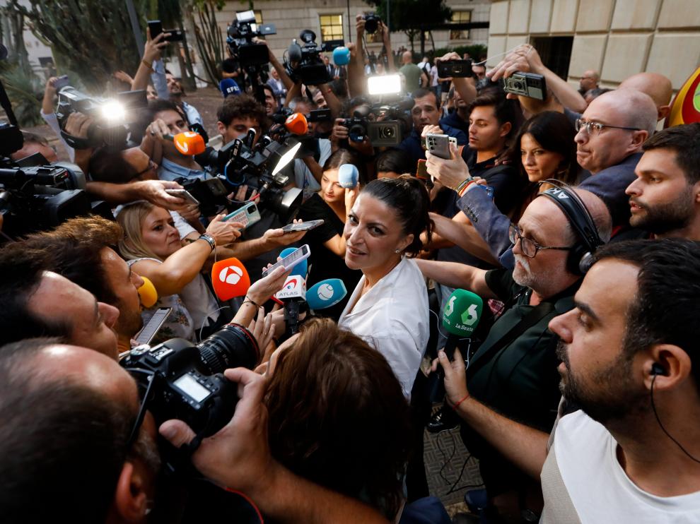 Olona antes de entrar al Paraninfo de la Universidad de Murcia.