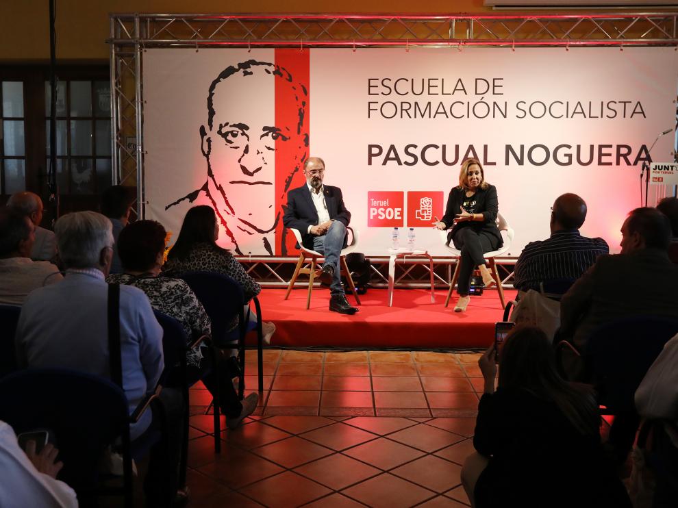 Javier Lambán y Mayte Pérez se dirigen a los asistentes a la II Escuela de Formación Socialista 'Pascual Noguera'.