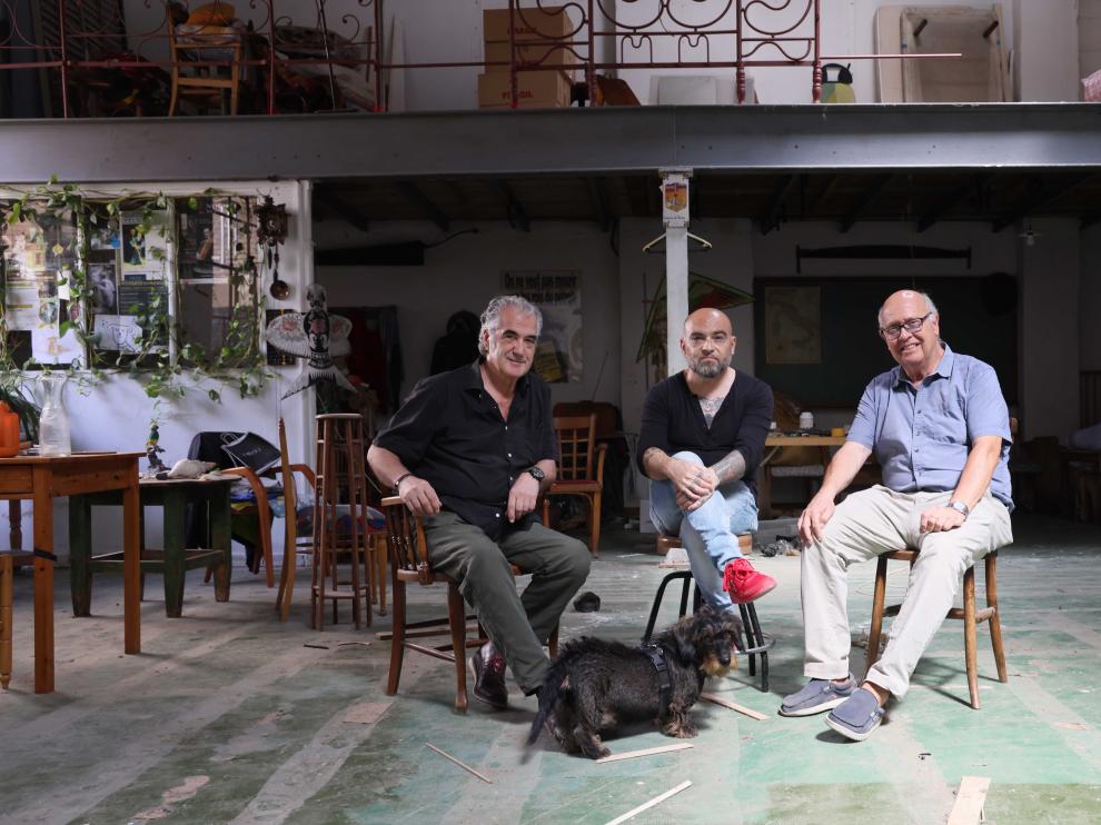 Sergio Abraín, Juan Moro y Rafael Zorraquino, en el interior de La Fábrica de Chocolate.