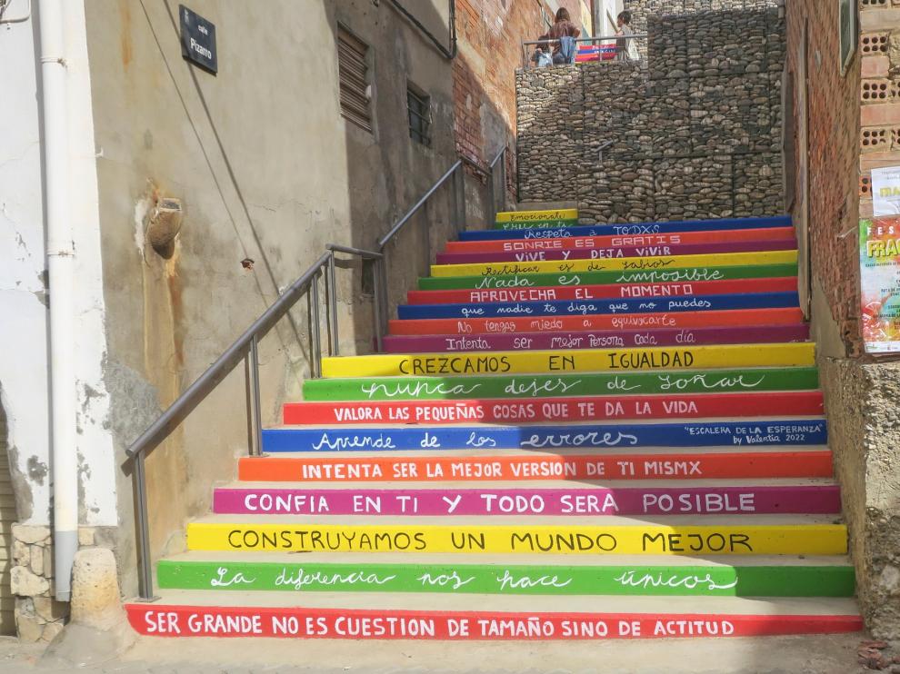 Las 'Escaleras de la esperanza' pintadas por usuarios y tutores de la Fundación Valentia de Fraga.