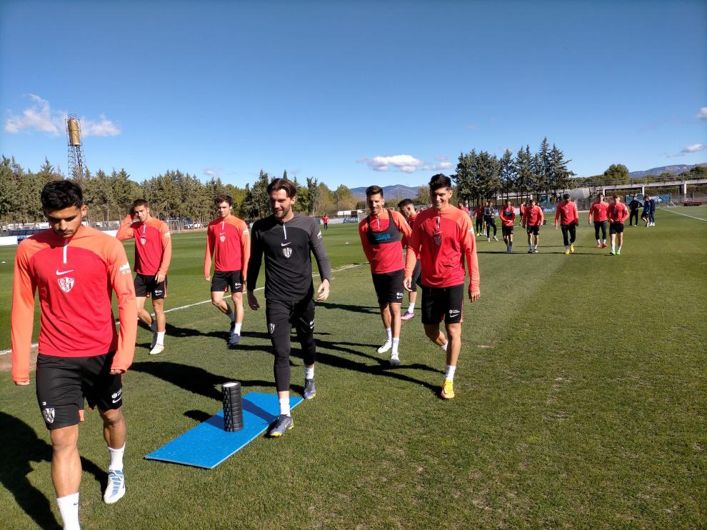 Los jugadores de la SD Huesca durante el entrenamiento de este viernes.