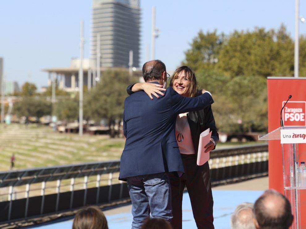 Abrazo de Lola Ranera y Javier Lambán en el acto celebrado en la explanada de entrada a la Expo