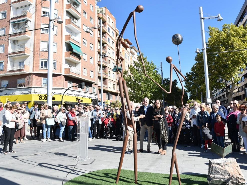 Jorge Azcón, Paloma Espinosa y José Antonio Barrios, tras la inauguración de la escultura.