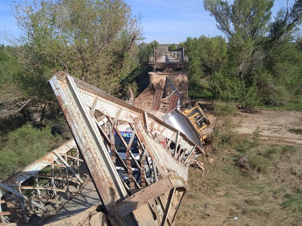 El paso del camión ha provocado el hundimiento del puente de hierro entre Sijena y Sena.