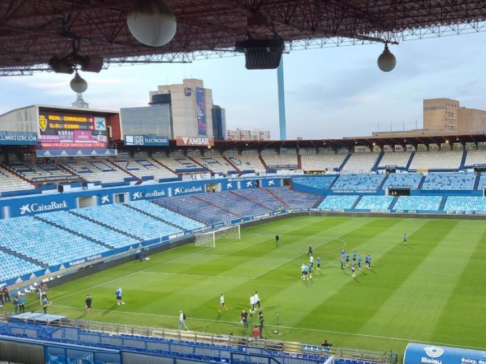 La Romareda, con los jugadores del Real Zaragoza y del Eibar recién llegados en la tarde de este lunes, hora antes del partido.