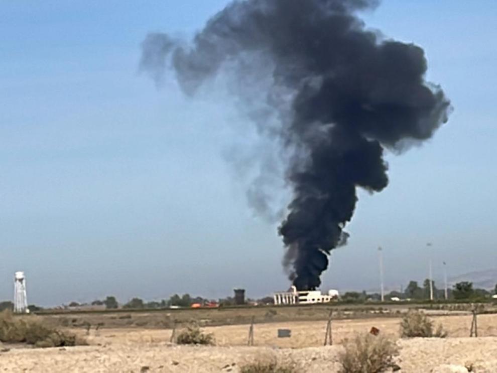 Una gran humareda en las inmediaciones del Aeropuerto ha alertado a los vecinos.