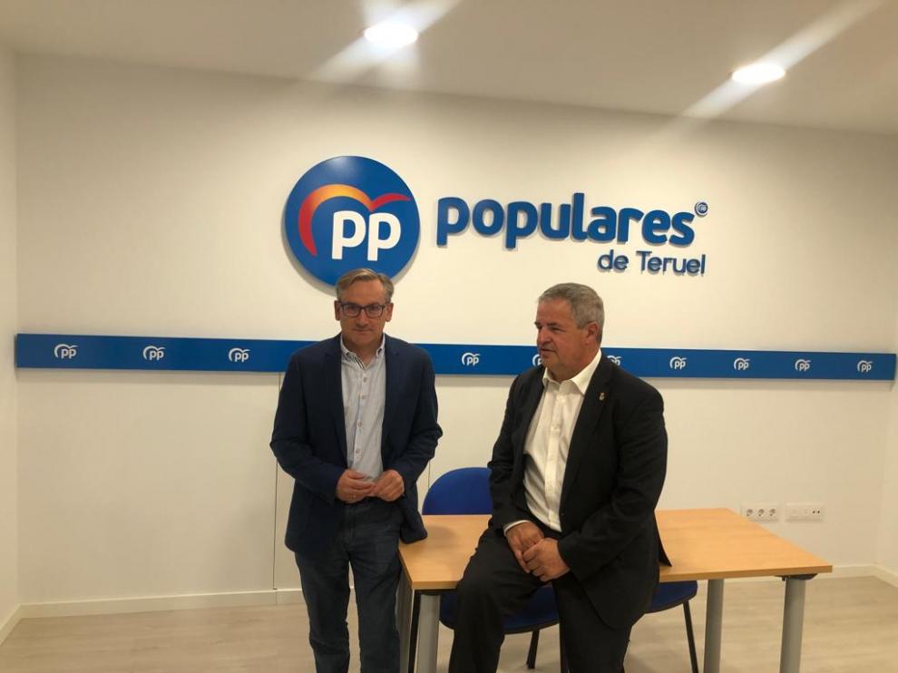 Joaquín Juste, a la izquierda, con Jesús Fuertes, en la sede del PP de Teruel.