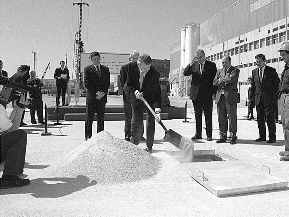 El entonces presidente de Aragón, Santiago Lanzuela, coloca la primera piedra de la factoría Saica, que se construiría en El Burgo de Ebro, el 14 de abril de 1999.