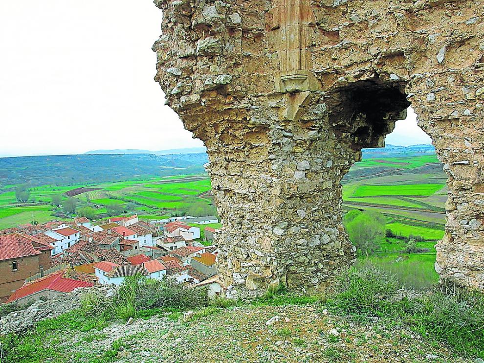 Restos de la torre del homenaje del castillo de Cutanda y, al fondo, el casco urbano.