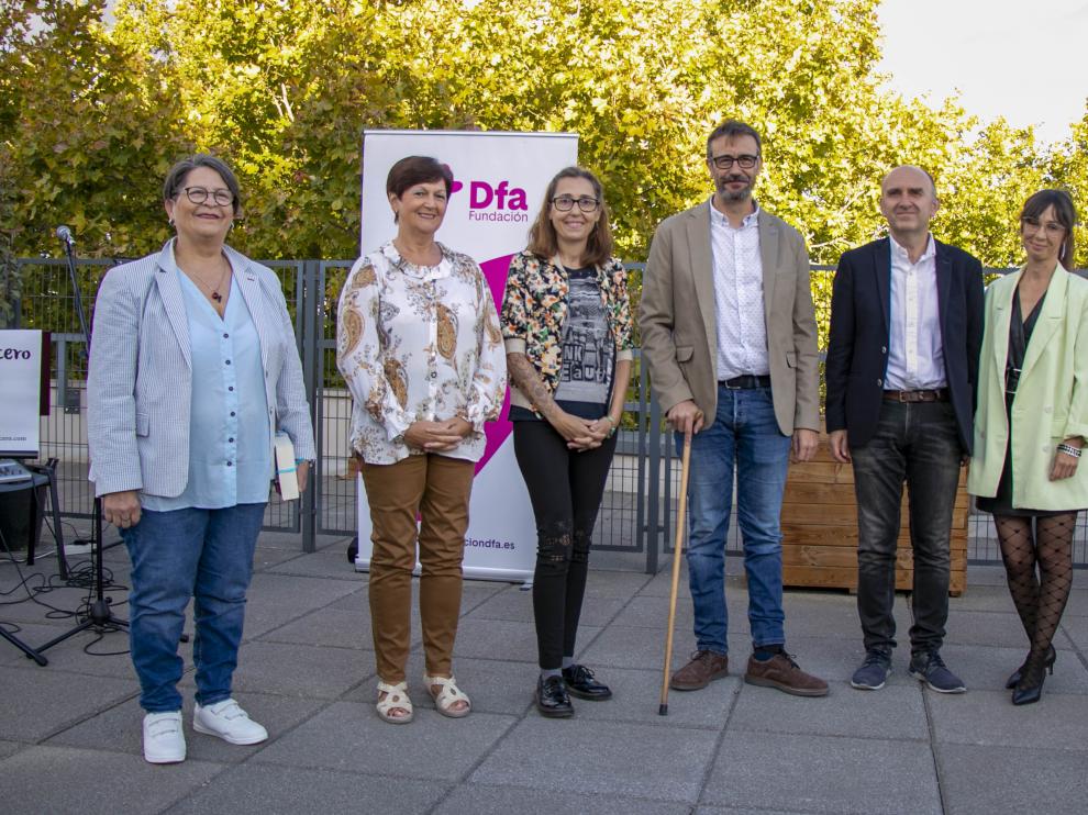 Los premiados, junto con Enric Soley, patrono de Dfa.