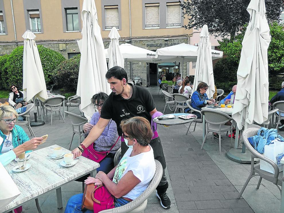 Camareros trabajando en la terraza del bar Pirulo Plaza, en la plaza Biscós de Jaca.
