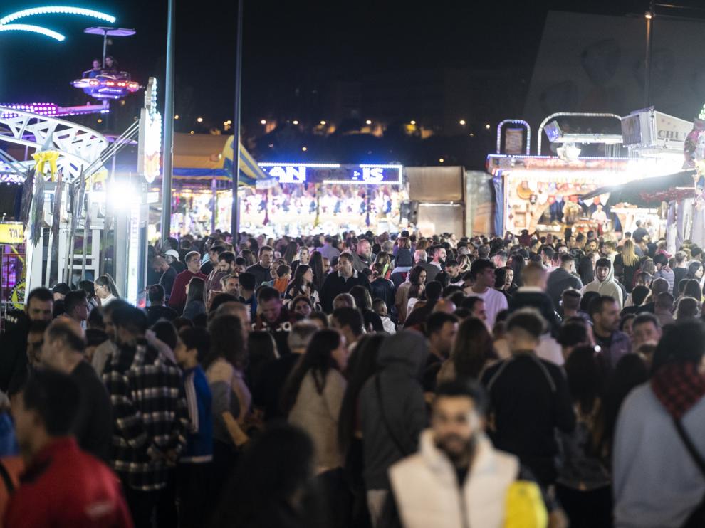 Una multitud recorre las diferentes ‘calles’ con las atracciones de la feria de Valdespartera.