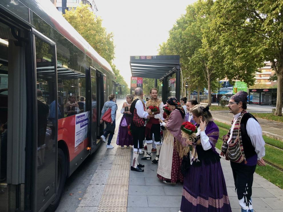 Varios usuarios esperan al autobús durante el primer tramo de huelga, este miércoles en el Actur