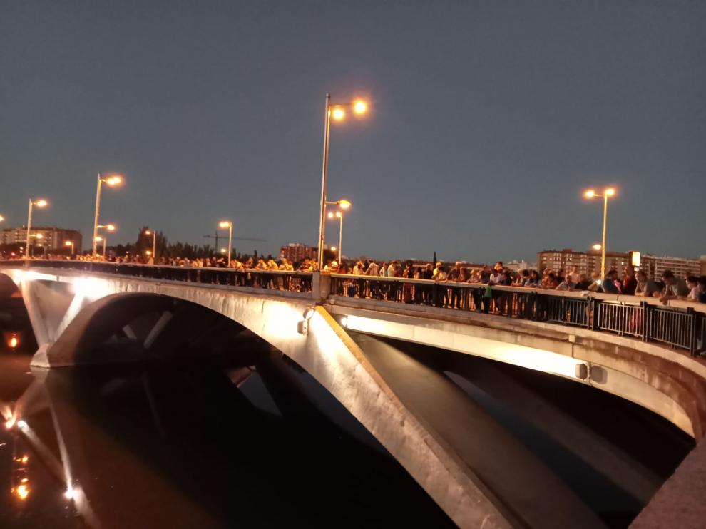 Gente esperando a que comience una de las novedades de estas fiestas, el espectáculo de drones