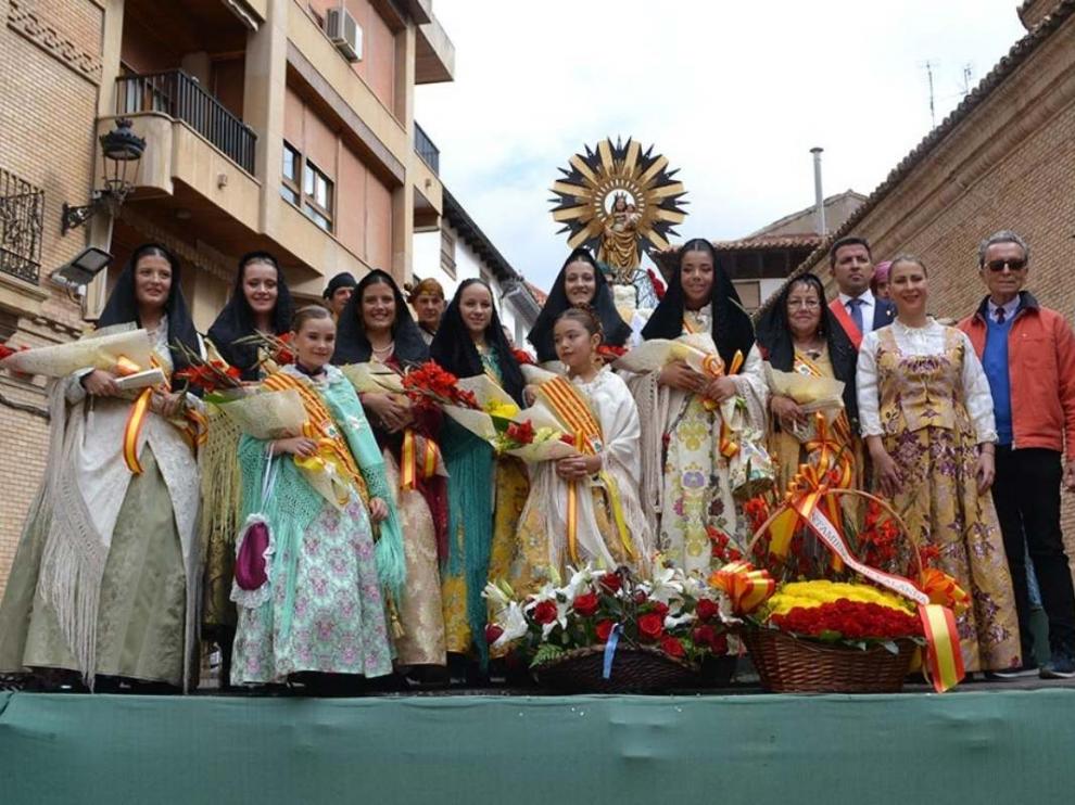 Foto de familia en la ofrenda a la Virgen del Pilar en Calanda.