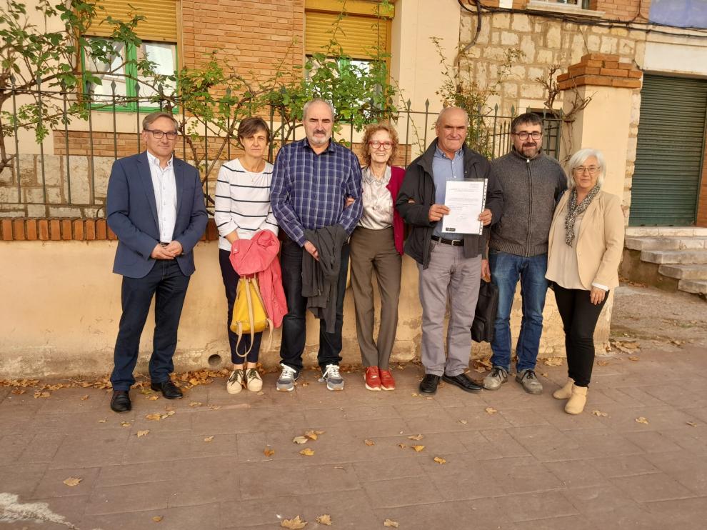 Algunos de los alcaldes, concejales e historiadores que han solicitado la protección de los dances tradicionales de Teruel.