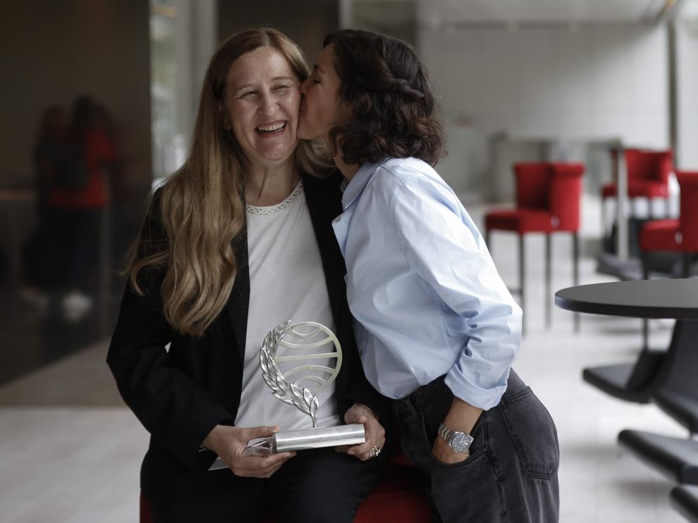 Luz Gabás y Cristina Campos mostraron ayer su complicidad como ganadora y finalista del Planeta.