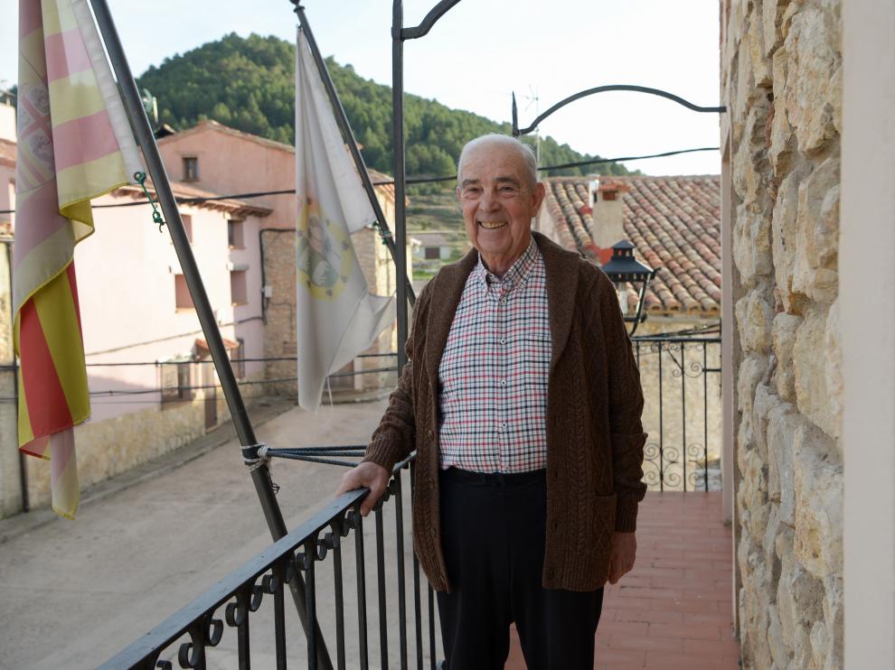 Manuel Murciano, alcalde de Moscardón, en el balcón de la Casa Consistorial.