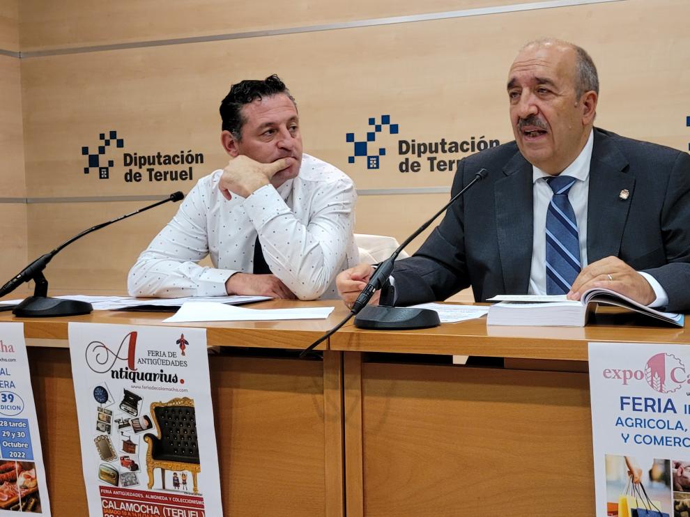 El alcalde de Calamocha, Manuel Rando, a la derecha, con el gerente de la feria, José Ignacio Ibáñez.