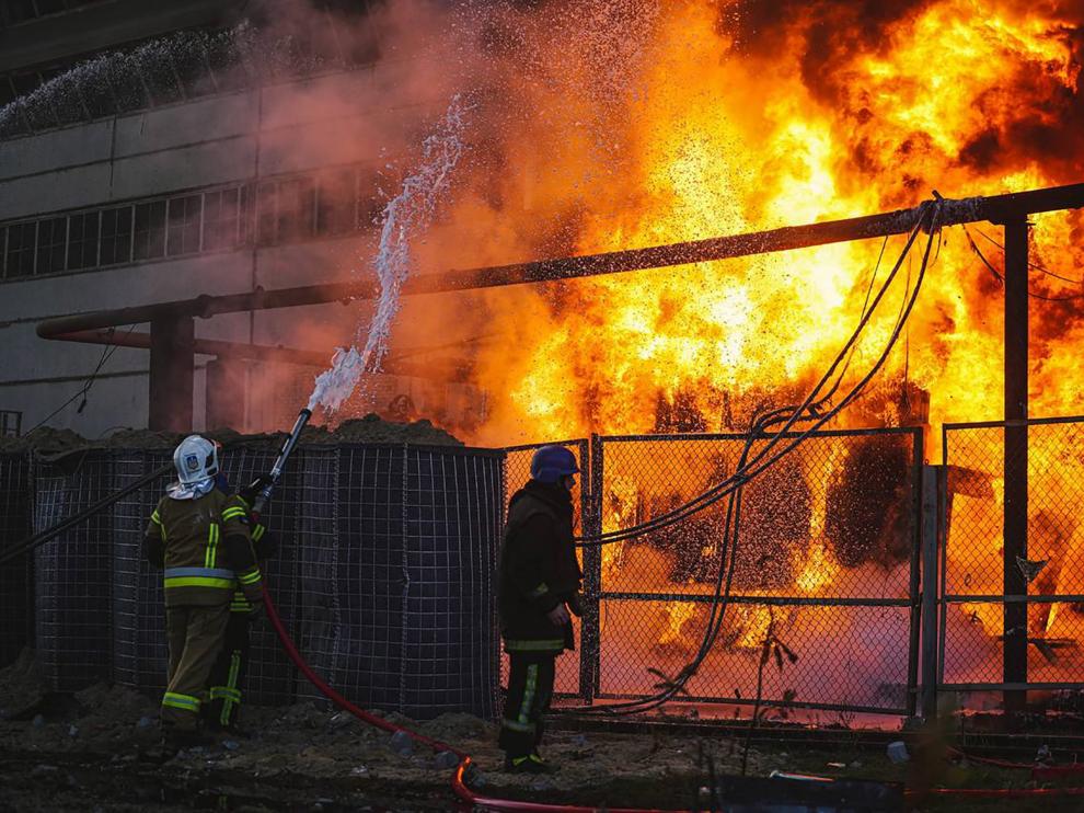 Servicios de emergencia responden a un incendio después de un bombardeo en Kiev, Ucrania