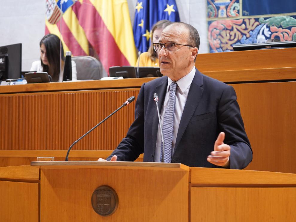 El consejero de Educación, Felipe Faci, en el pleno de las Cortes de Aragón.