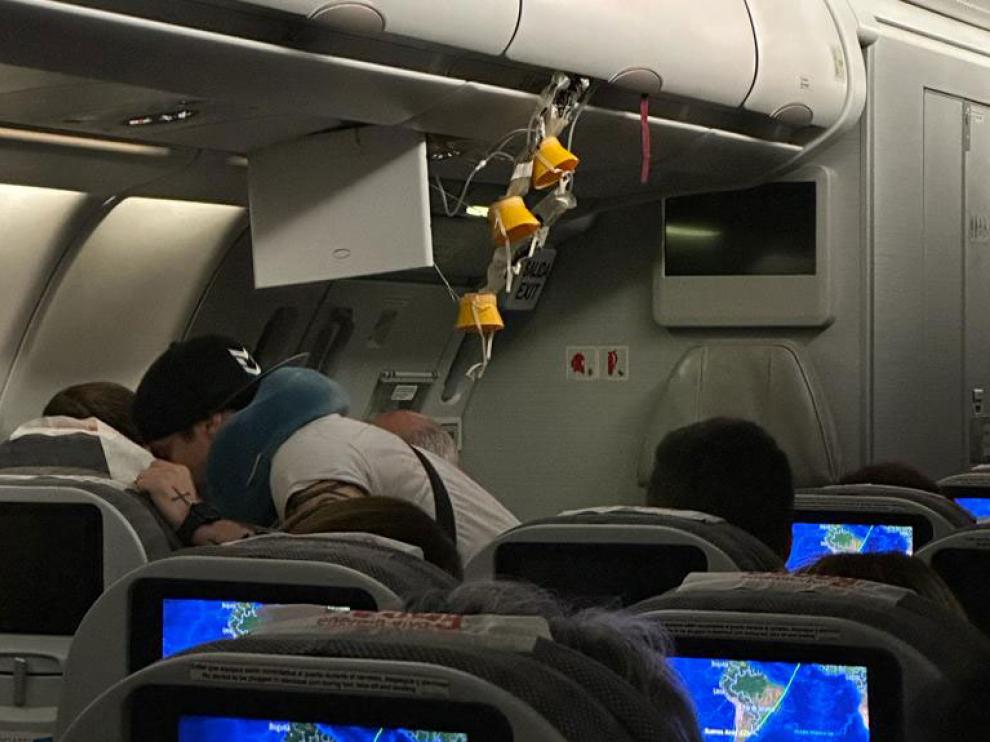 El interior del avión en el momento del incidente.